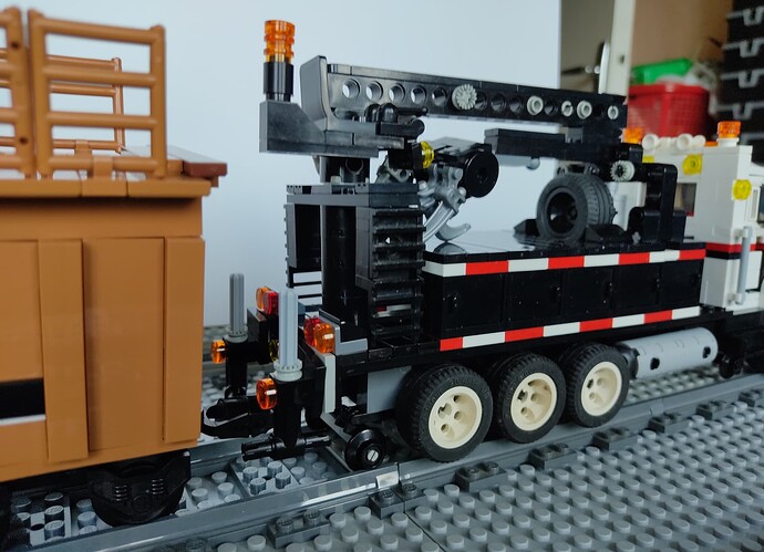 Train de travaux avec pelleteuse et truck 022