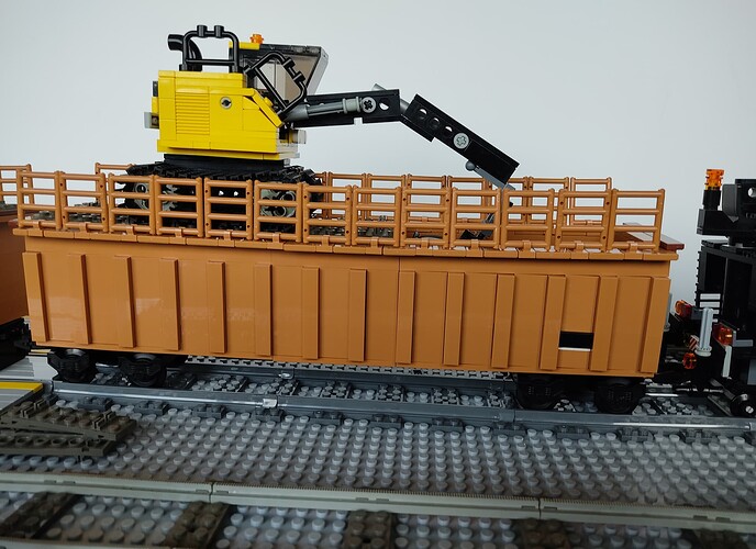 Train de travaux avec pelleteuse et truck 006